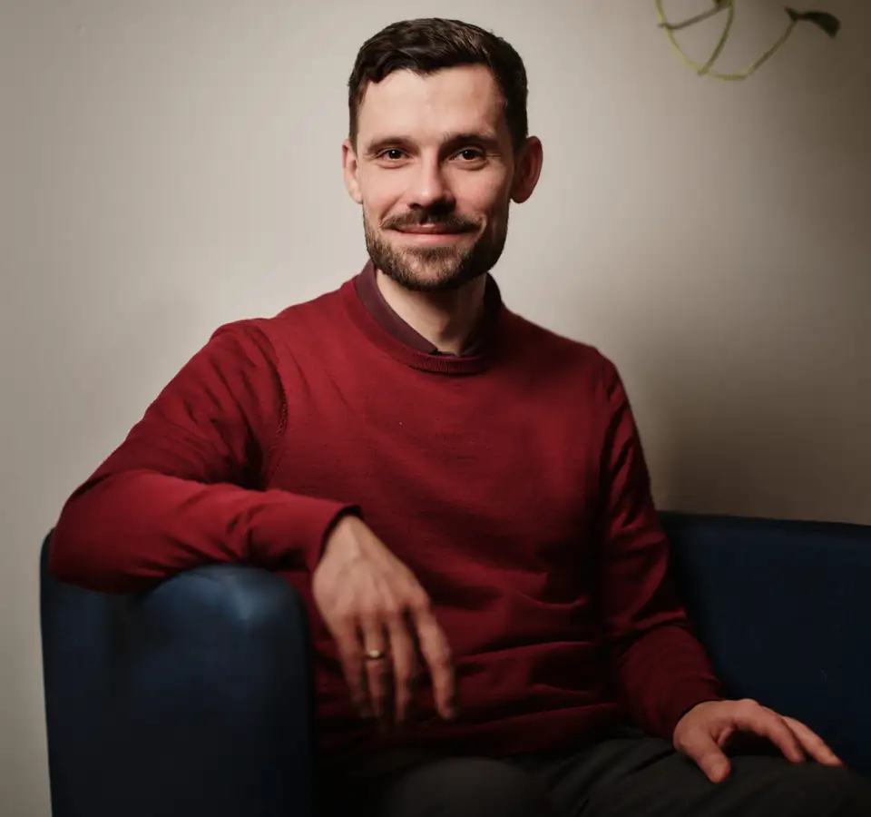 Florian Günther, Hypnosetherapeut in Berlin, im Sessel seiner Praxis