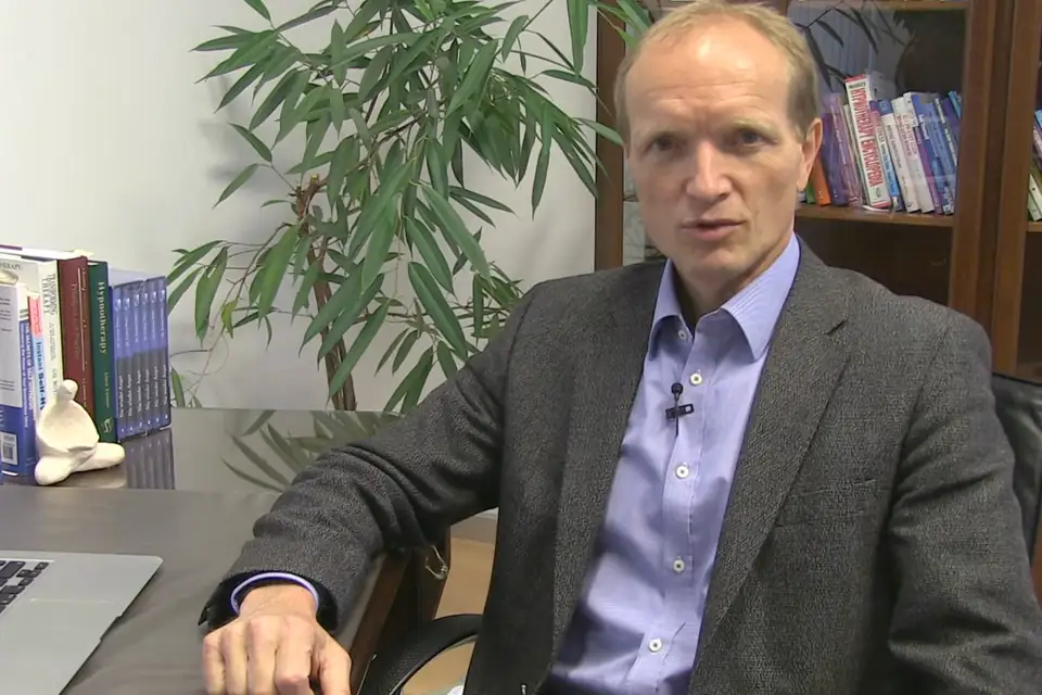 Standbild aus dem Video: Dr. Norbert Preetz spricht in seiner Praxis über Regressionshypnose