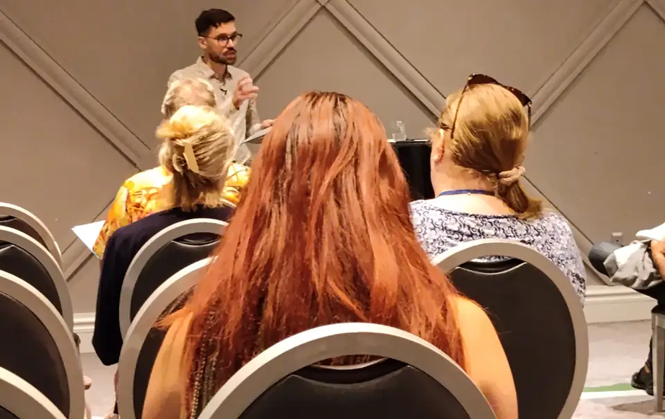 Florian Günther hält einen Vortrag vor Publikum bei HypnoThoughts Live in Las Vegas